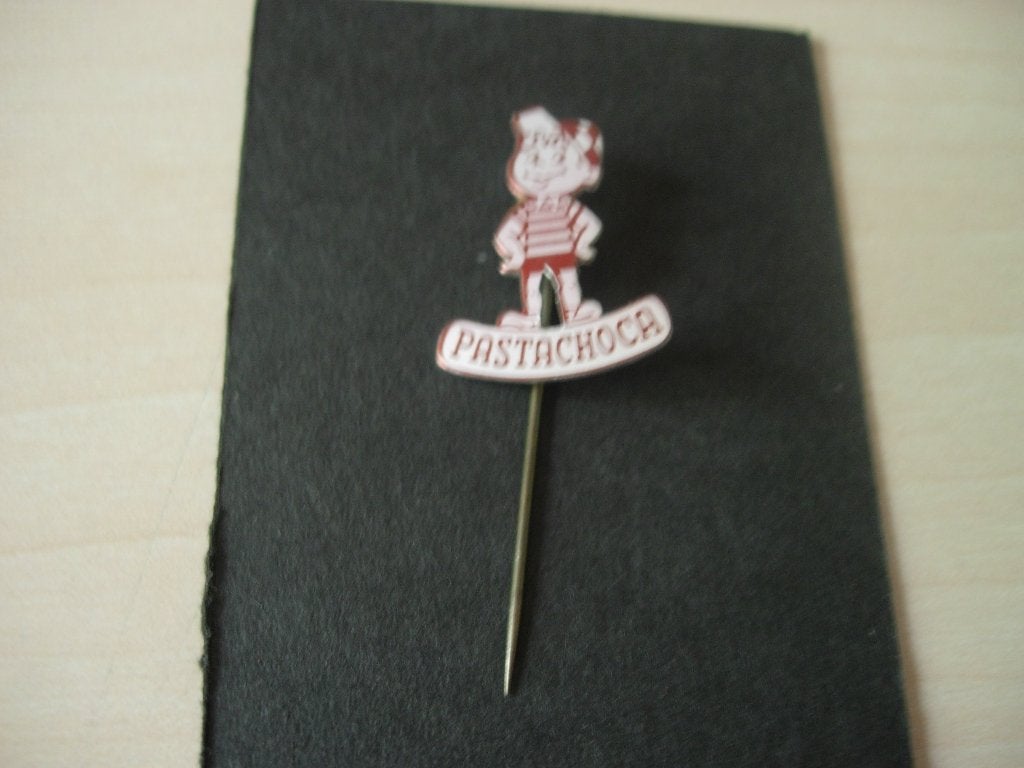 Speldje van Pastachoco (roodbruin), Verzenden, Zo goed als nieuw, Merk, Speldje of Pin