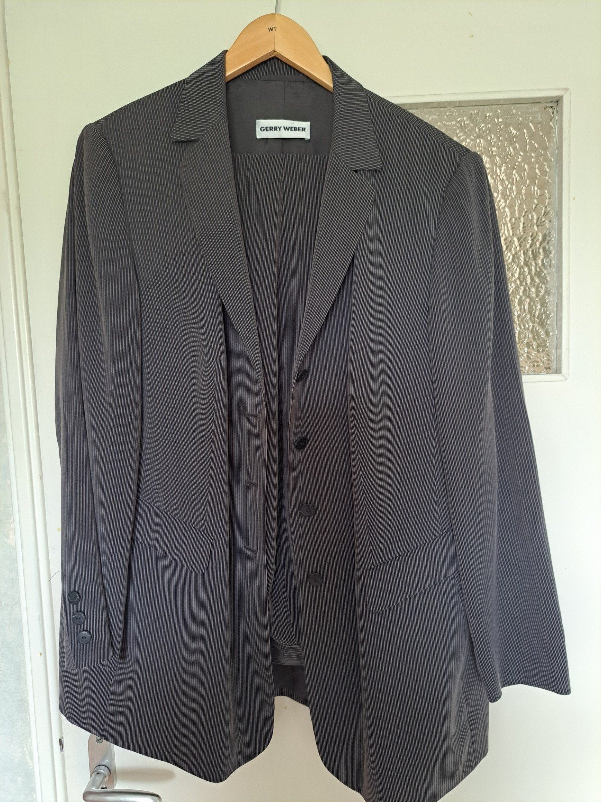Chique Grijs Mantelpak Gerry Weber Maat 46 Wijde Pijpen, Kostuum of Pak, Maat 46/48 (XL) of groter, Ophalen of Verzenden, Gerry Weber