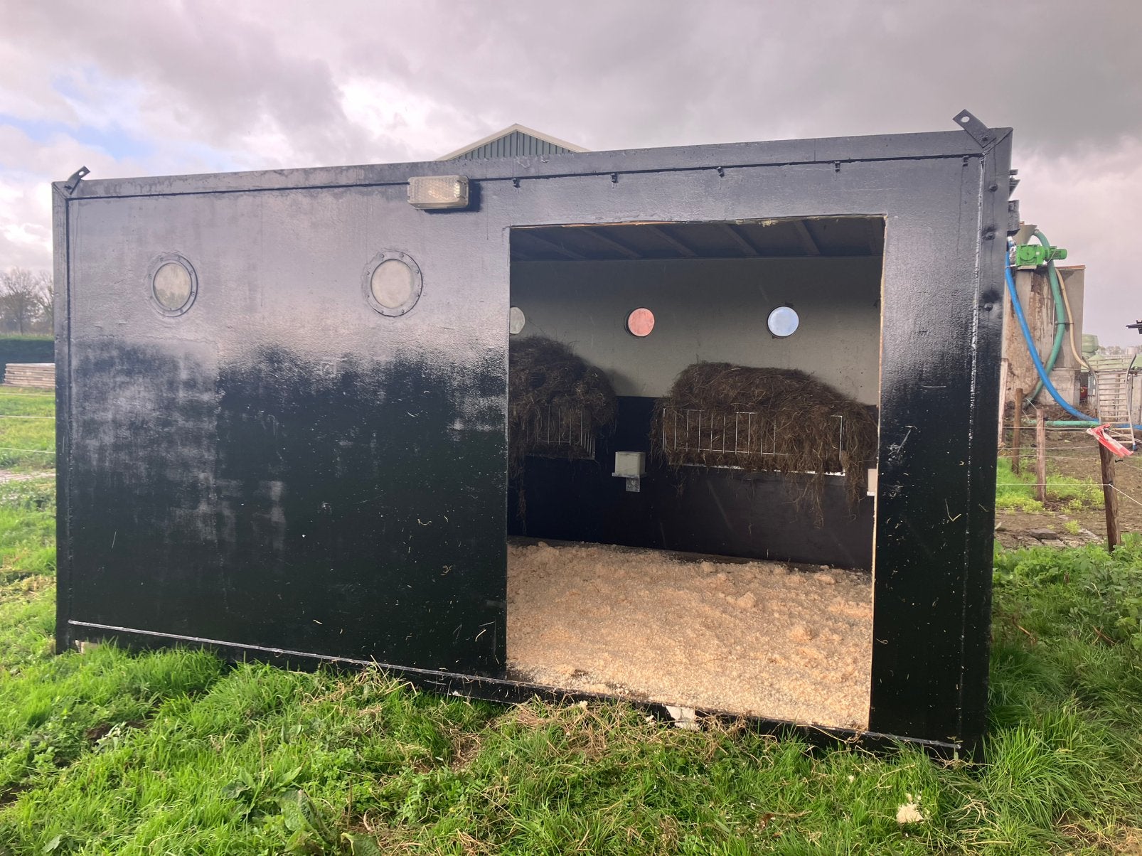 Stal container aluminium, Dieren en Toebehoren, Stalling, 2 of 3 paarden of pony's