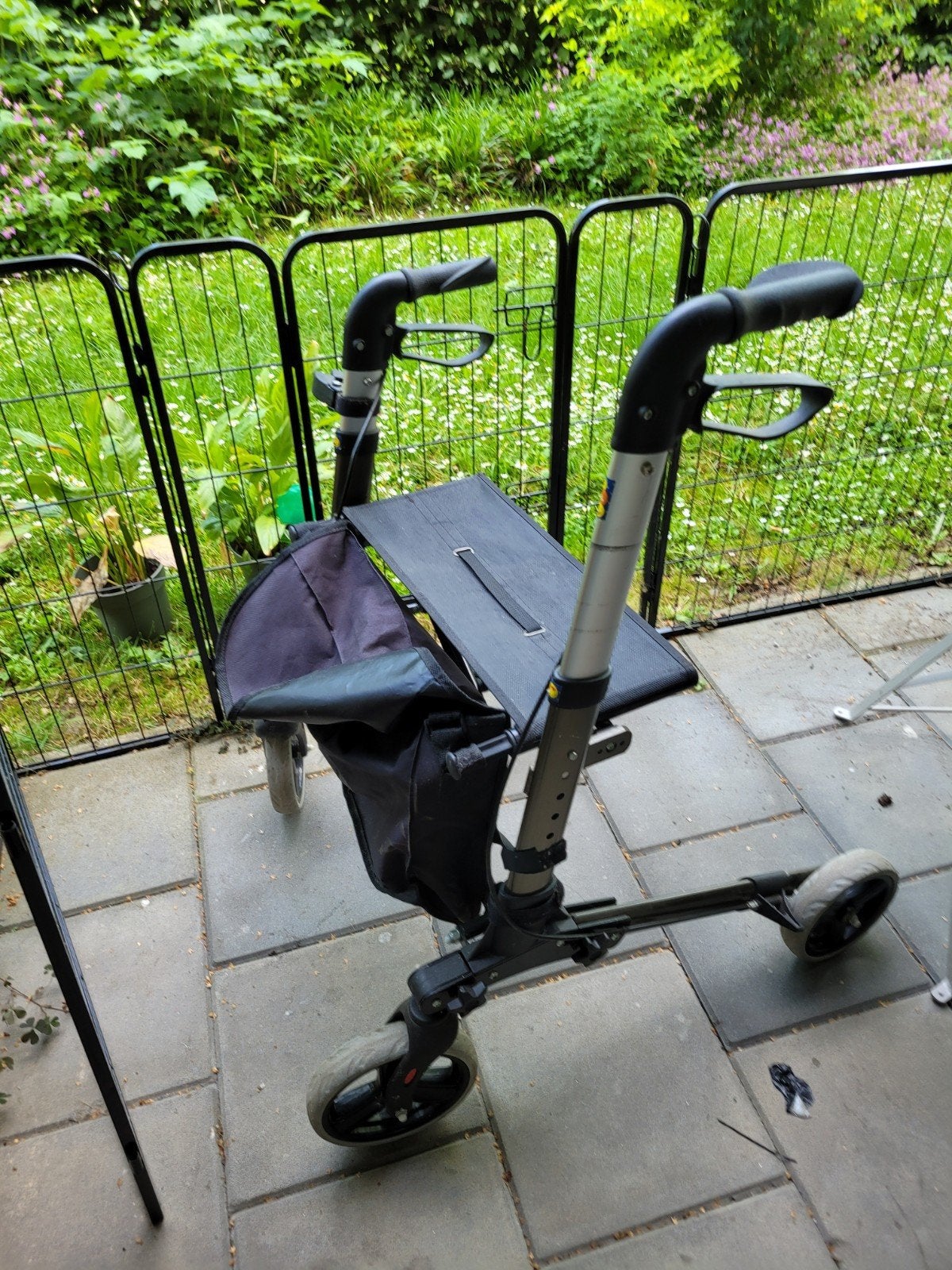 Volledig inklapbare rollator met verstelbare handhoogte, Ophalen