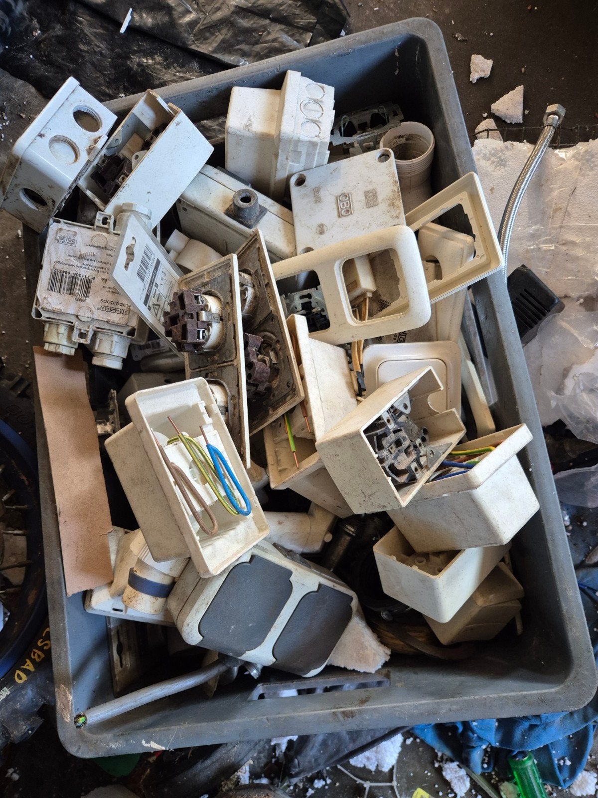 Diverse elektrische schakelaars en stopcontacten, Ophalen