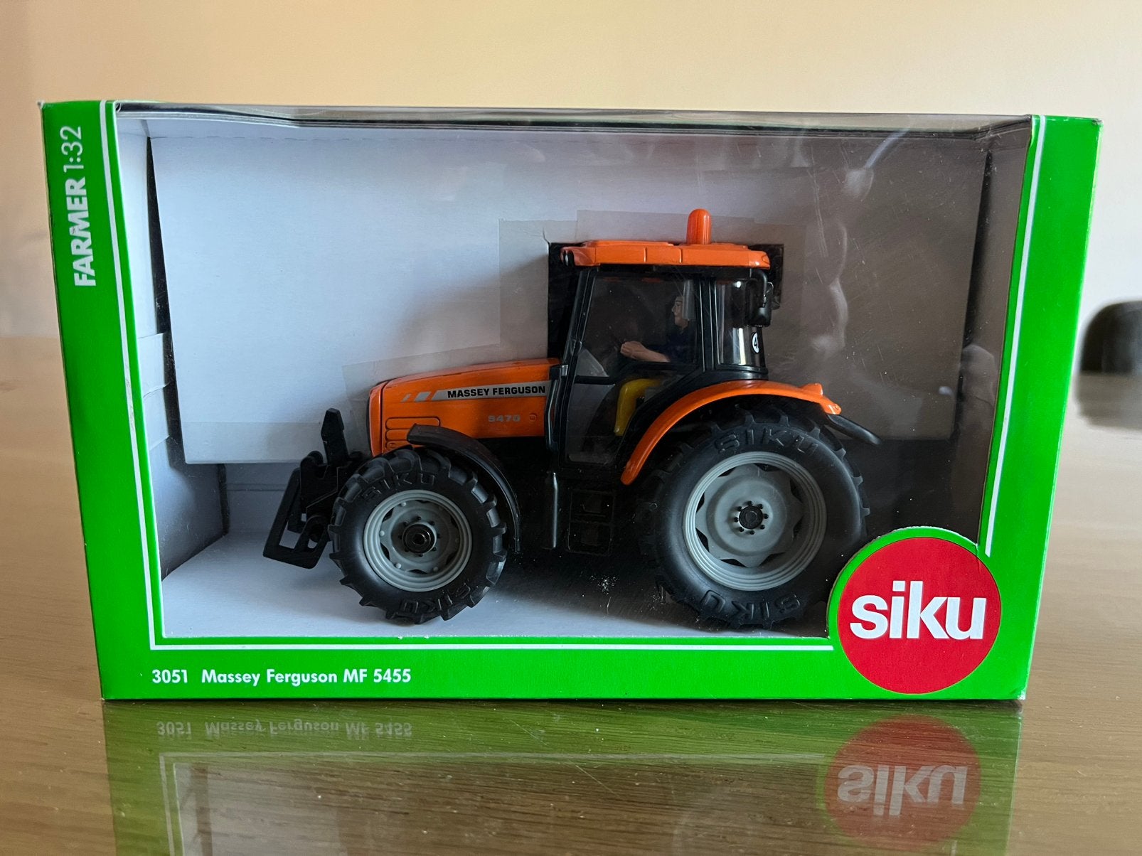 Massey Ferguson 5470 trekker Oranje Siku 3051 Nieuw, Hobby en Vrije tijd, Modelauto's | 1:32, Ophalen of Verzenden, Nieuw, Tractor of Landbouw
