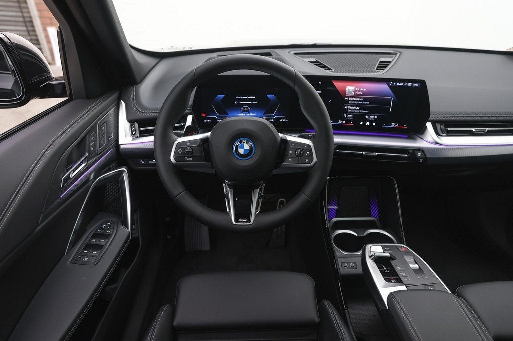 BMW iX1 eDrive20 M Sport / Trekhaak / Sportstoelen / Head-Up, Auto's, BMW, Met garantie (alle), Zwart, 204 pk, SUV of Terreinwagen