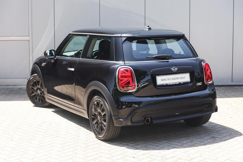 MINI Hatchback One Essential / LED / Navigatie / Multifuncti, Auto's, Mini, Stof, Gebruikt, Met garantie (alle), 4 stoelen