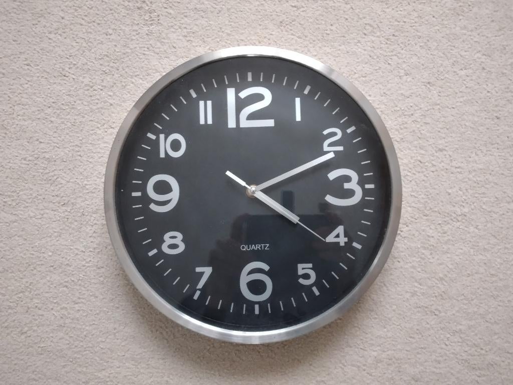 Klok Quartz, Ophalen of Verzenden, Zo goed als nieuw, Analoog, Wandklok
