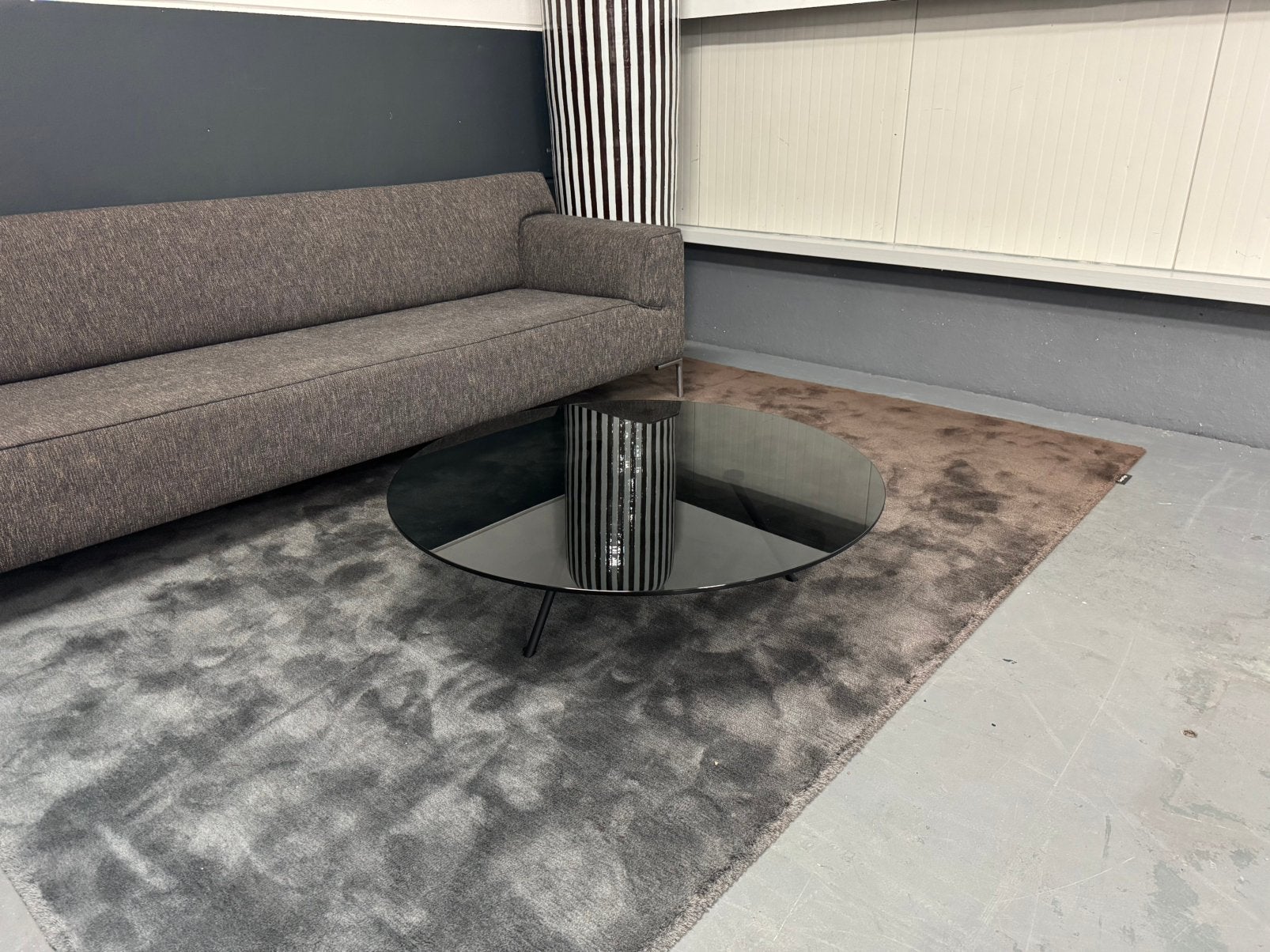 Showroommodel Beek Maupertuus salontafel | ø110 grijs glas, Huis en Inrichting, Ophalen, Rond, Nieuw, Glas