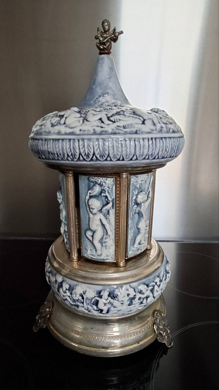 Vintage Reuge Porseleinen Muziekdoos Carrousel met Engeltjes, Ophalen
