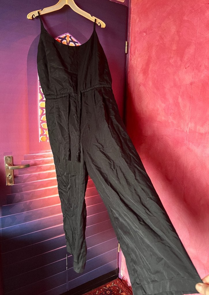Mooie nieuwe jumpsuit met verstelbare bandjes 44 nu 24,99€, Maat 42/44 (L), Nieuw, Ophalen of Verzenden, Zwart