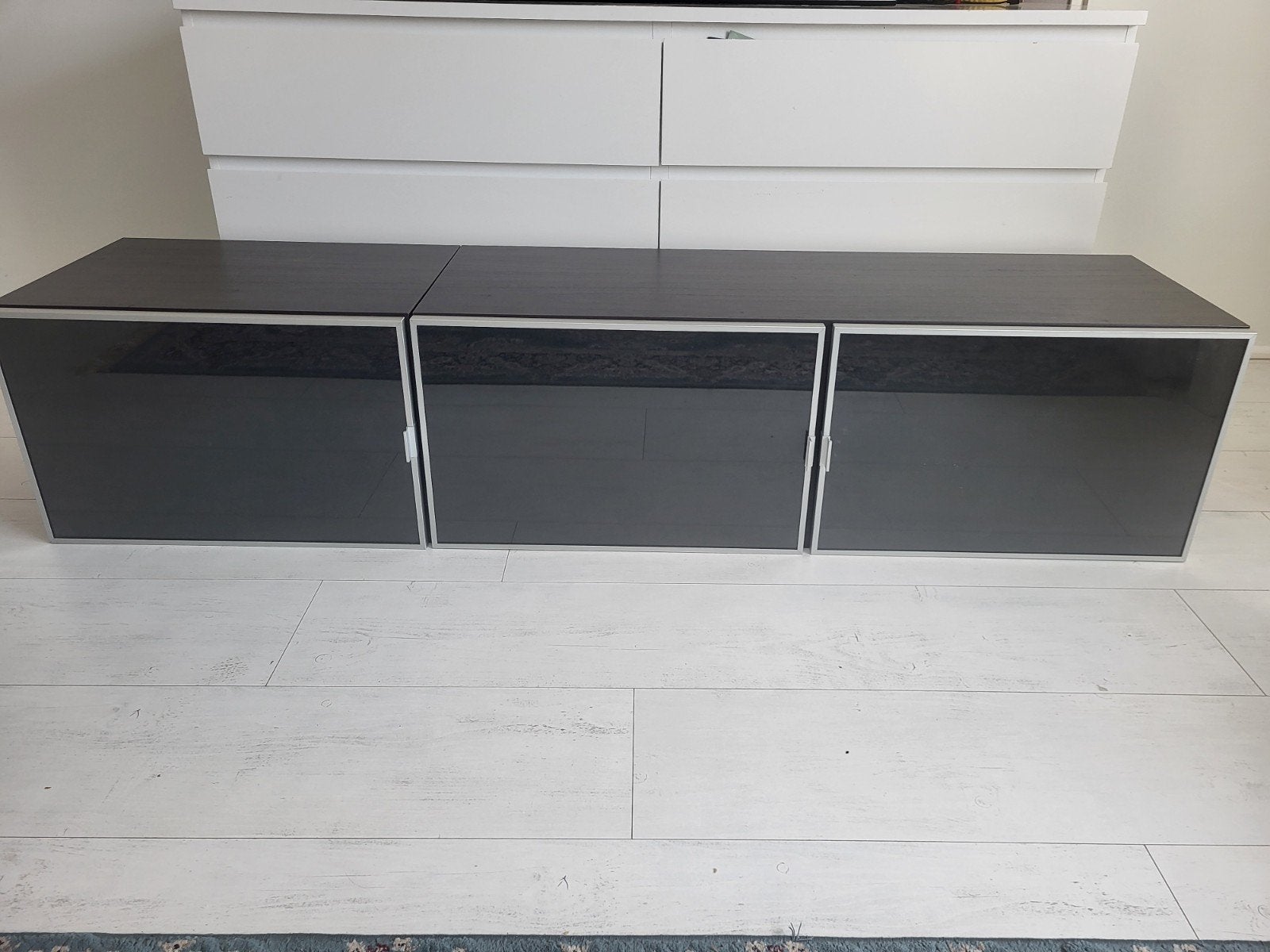 Ikea Besta TV-meubel/wandkast met glazen Tombo deurtjes, Huis en Inrichting, Kasten | Televisiemeubels, Overige houtsoorten, Gebruikt