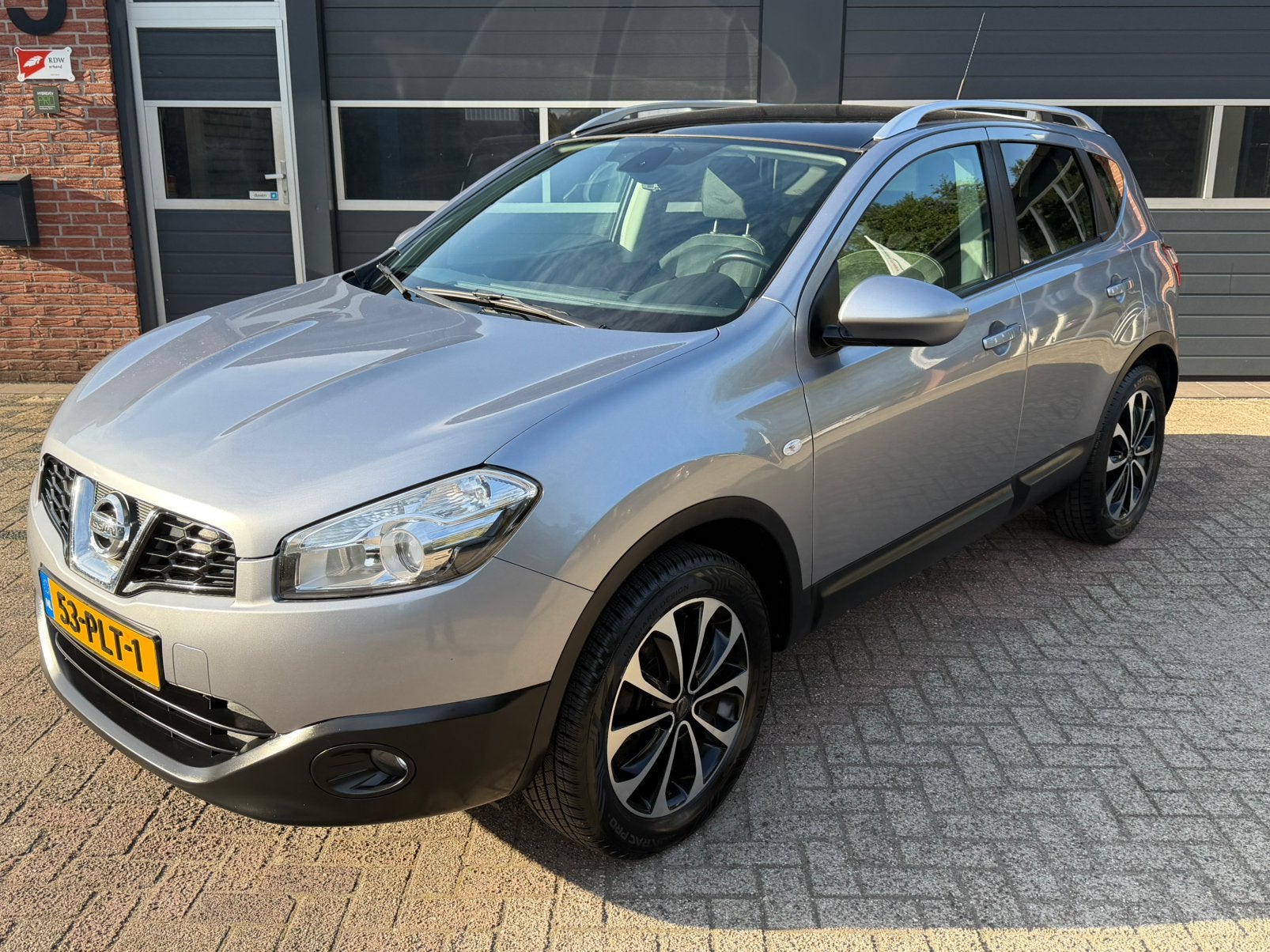 Nissan Qashqai 2.0 2WD AUTOMAAT 2011 CAM|TREKHAAK|PANO, Auto's, Euro 5, Stof, Zwart, 4 cilinders