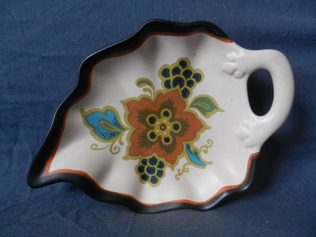 Bladvormig plateel schaaltje Gouda Modica ca 1975 b. 22,3 cm, Antiek en Kunst, Antiek | Keramiek en Aardewerk, Ophalen of Verzenden