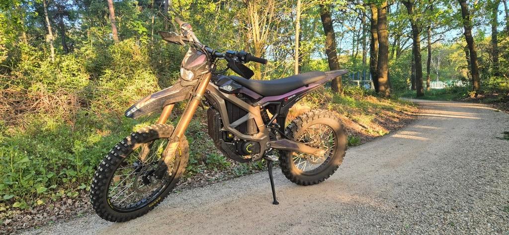 Surron ultra bee 2025 hp desert brown, Fietsen en Brommers, Ophalen, Zo goed als nieuw
