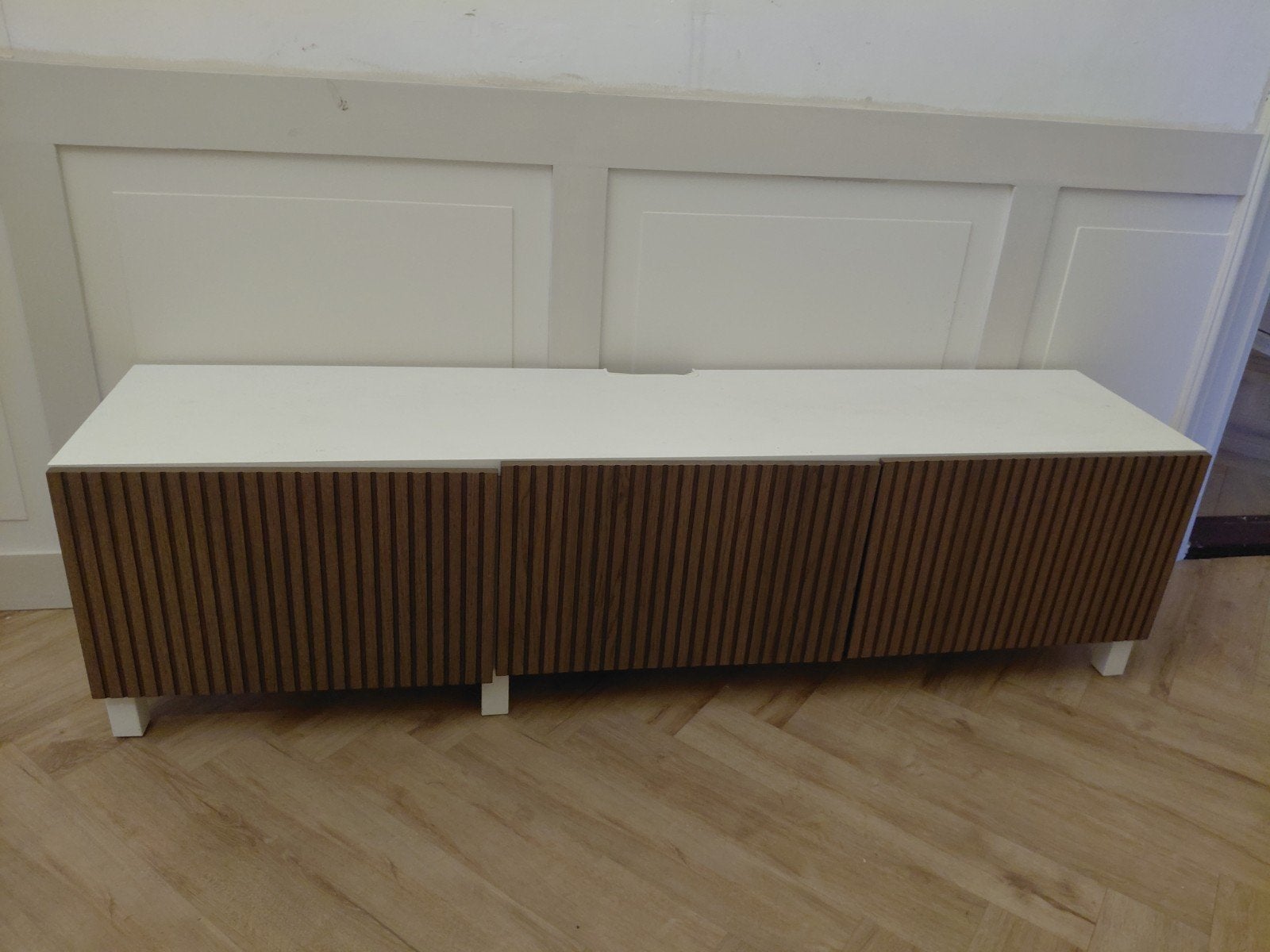Modern TV-meubel met houten lattenfront, Ophalen, Modern, Scandinavisch, 150 tot 200 cm, Zo goed als nieuw