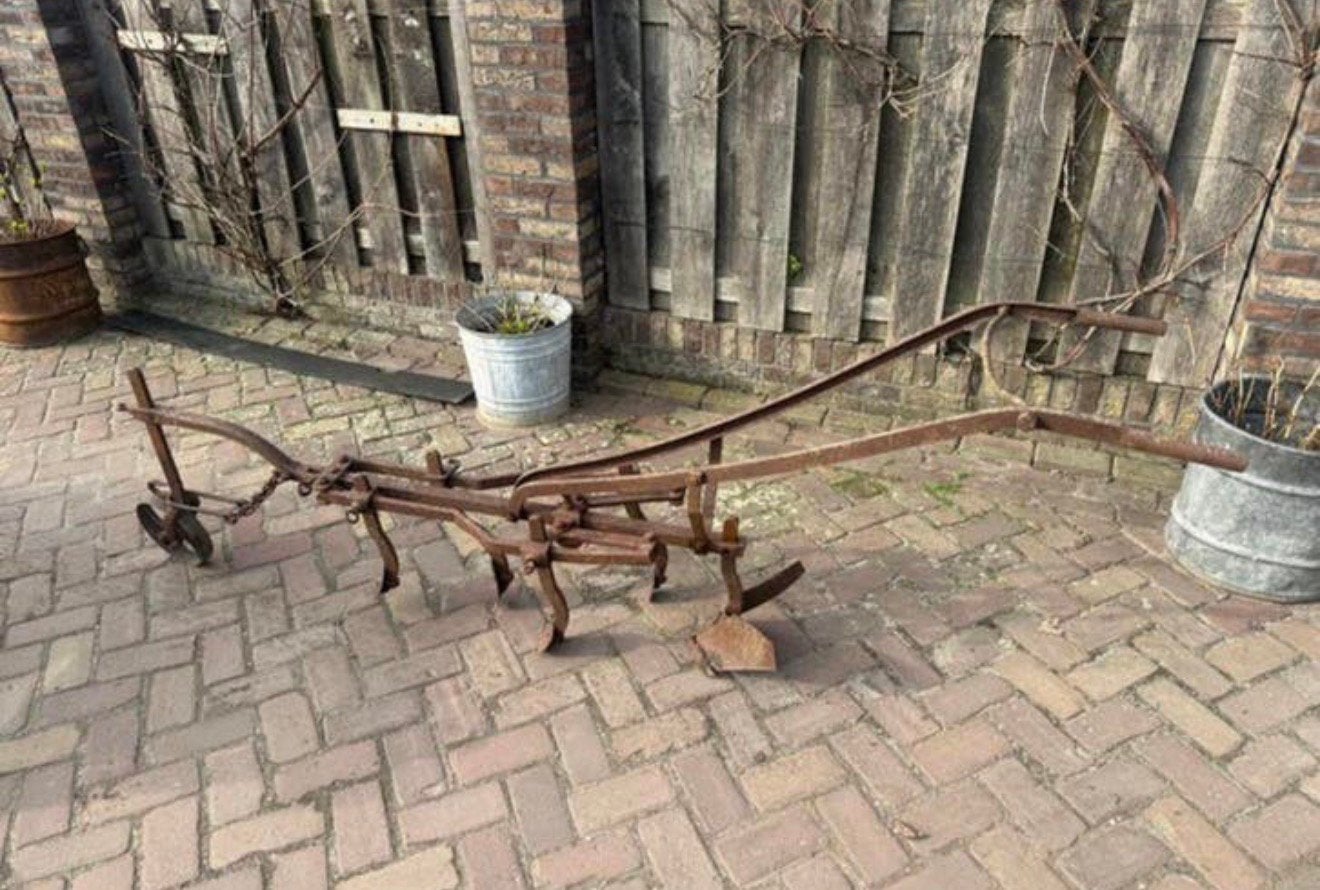 Antieke aanaarder, landbouw werktuig, boeren museum, Ophalen