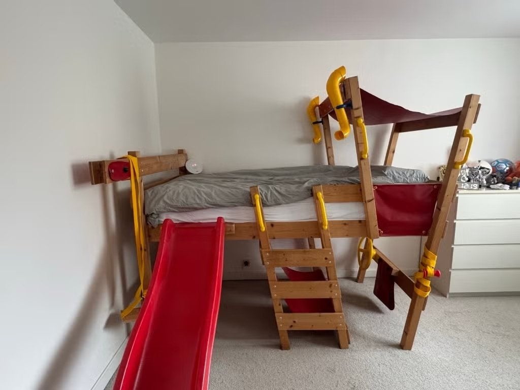 Brandweer kinderbed (plus klimrek, glijbaan en speeltuig), Kinderen en Baby's, Ophalen, Gebruikt, Lattenbodem, 70 tot 85 cm