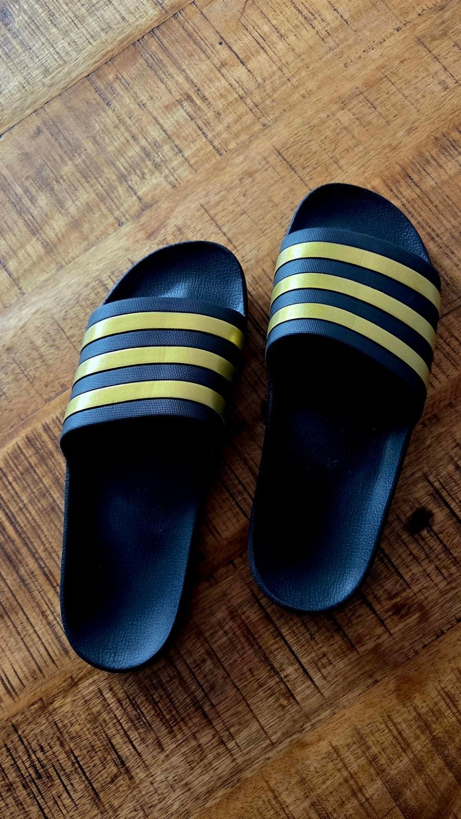 Adidas Adilette slippers maat 43 (vallen als 42) - Nieuw!, Slippers, Zwart, Nieuw, Ophalen of Verzenden