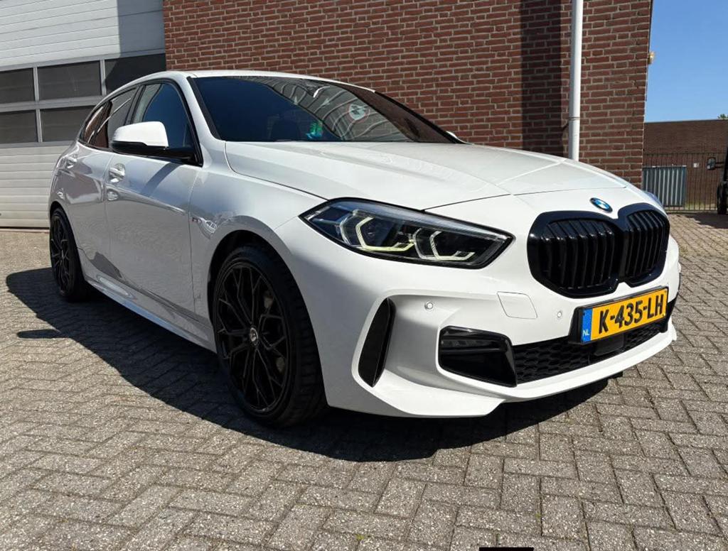 BMW 1-Serie 118i 136pk Aut 2021 Wit, Auto's, BMW, 136 pk, Leder en Stof, Wit, Origineel Nederlands