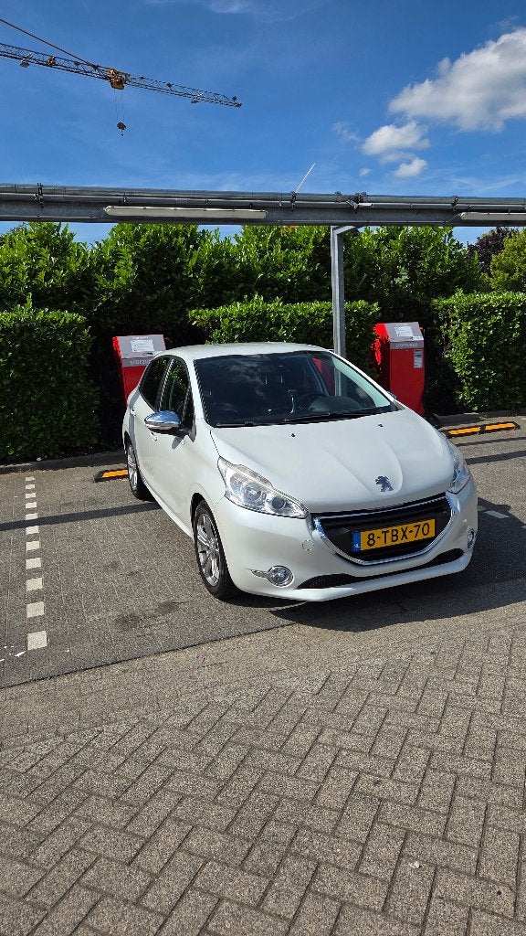Peugeot 208 1.2 VTi 60kW 5-deurs 2014 Wit –Automaat 64800 km, Auto's, Peugeot, 40 €/maand, Zwart, 1199 cc, Wit