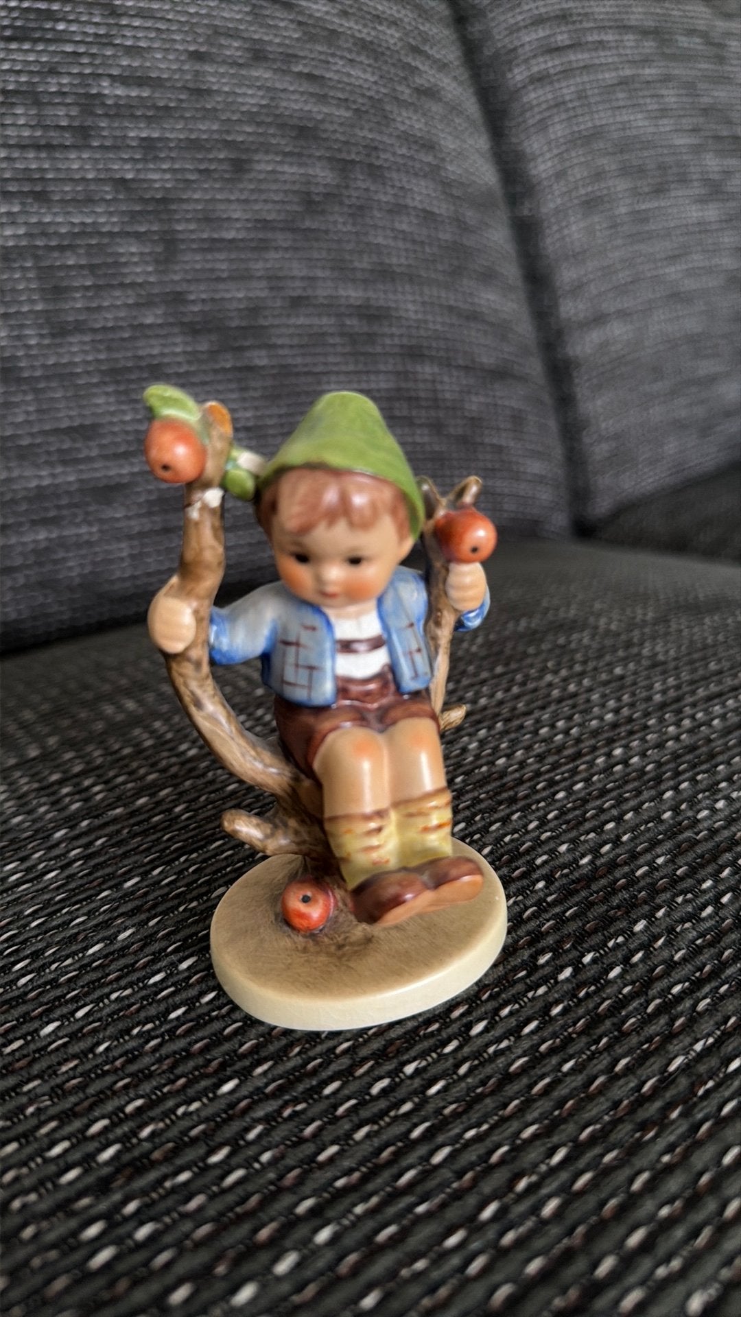 Hummel jongetje op tak, Ophalen of Verzenden, Zo goed als nieuw, Hummel