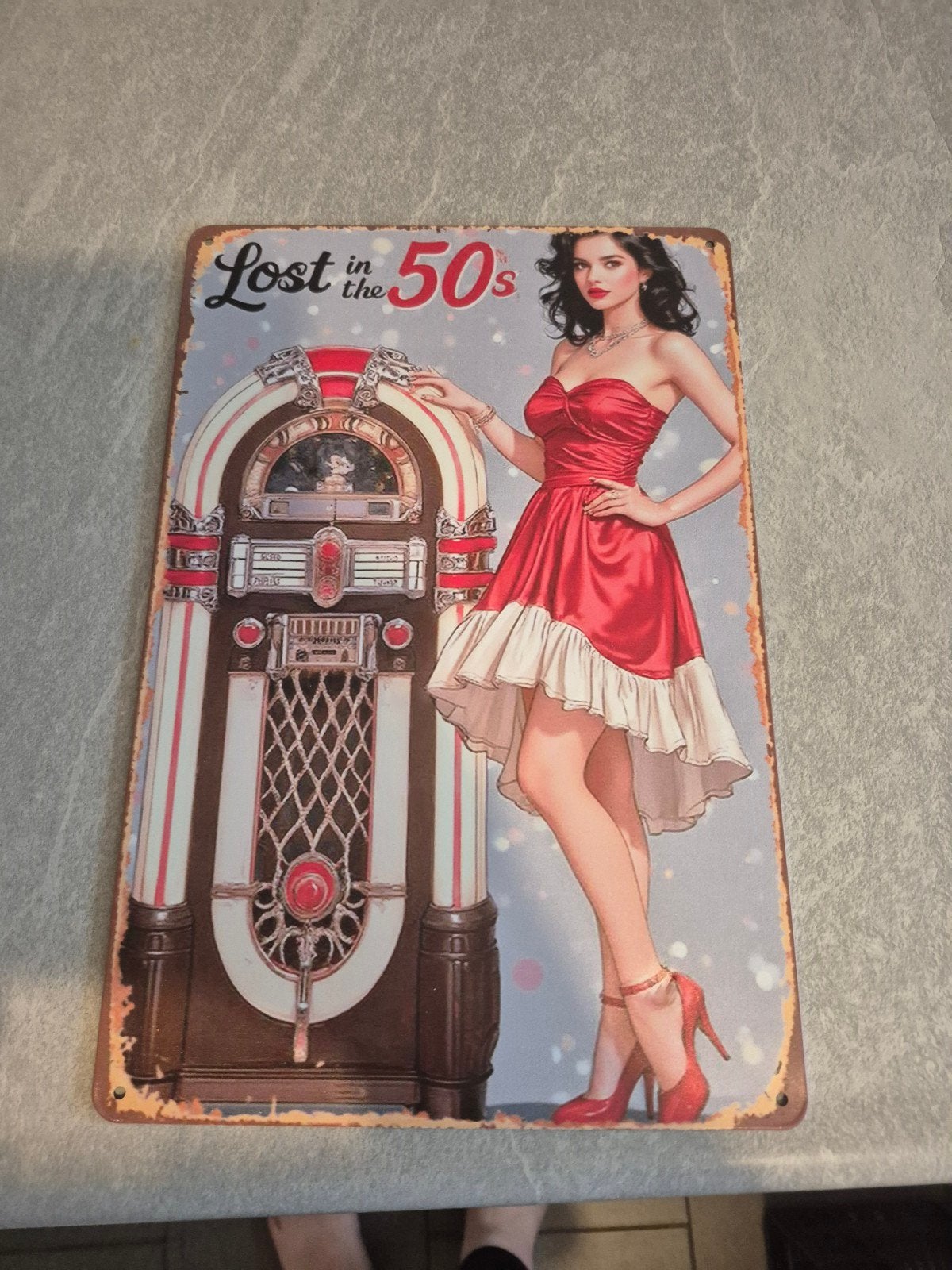 Metalen wandbord 'Lost in the 50s' met jukebox en dame, Ophalen of Verzenden, Zo goed als nieuw, Reclamebord