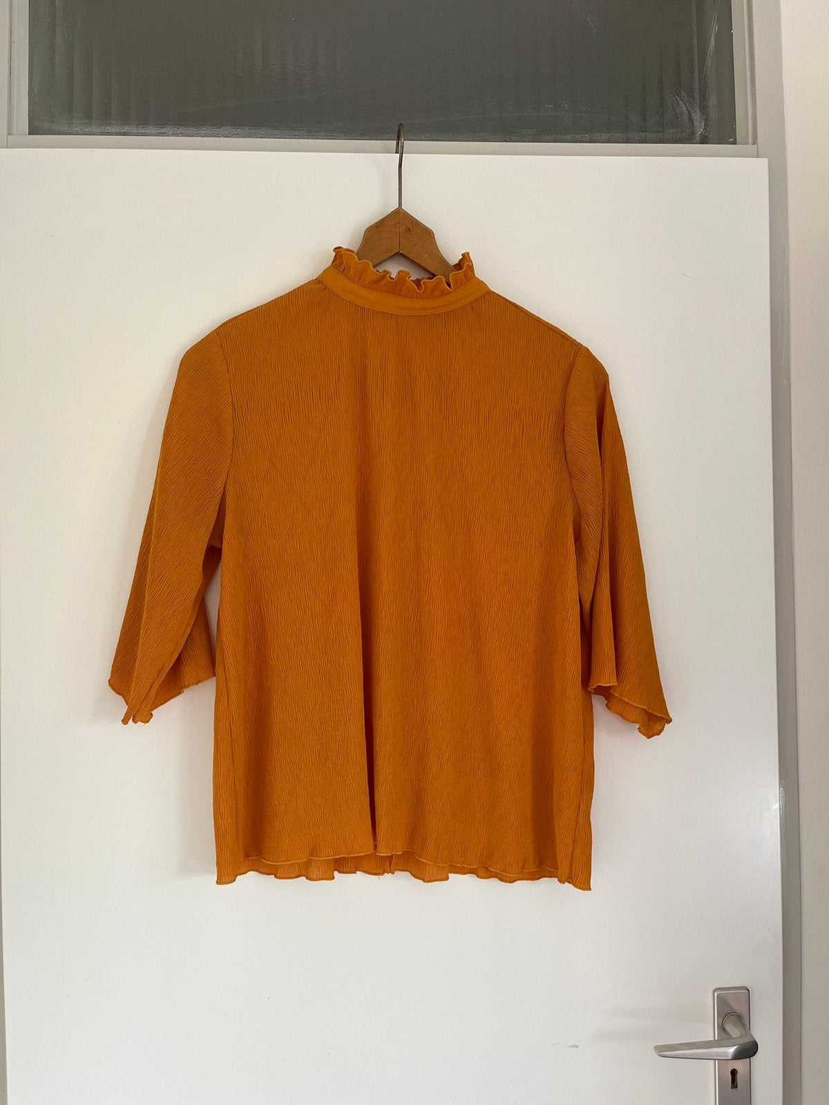 Oranje geplooide plissé top met ruffles, maat 36/S van Monki, Oranje, Ophalen of Verzenden, Zo goed als nieuw, Lange mouw