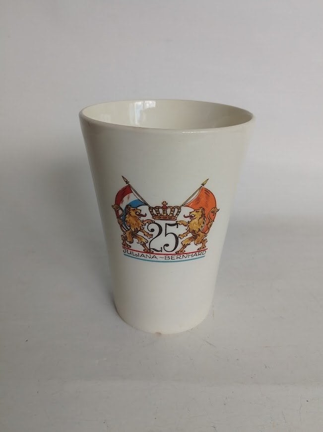 Beker 25 jarig huwelijk Juliana en Bernhard 1962, Verzamelen, Ophalen of Verzenden, Nieuw, Nederland, Servies