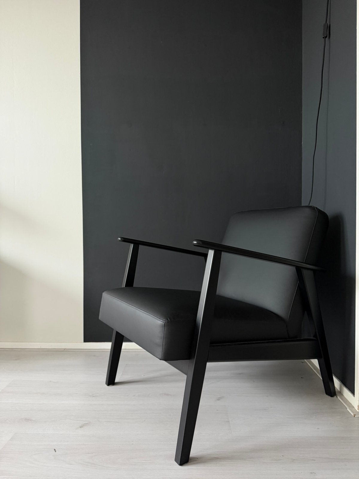 Ikea EKENÄSET fauteuil all-black custom frame, Huis en Inrichting, Ophalen, Zwart, Tijdloos, modern, Leer