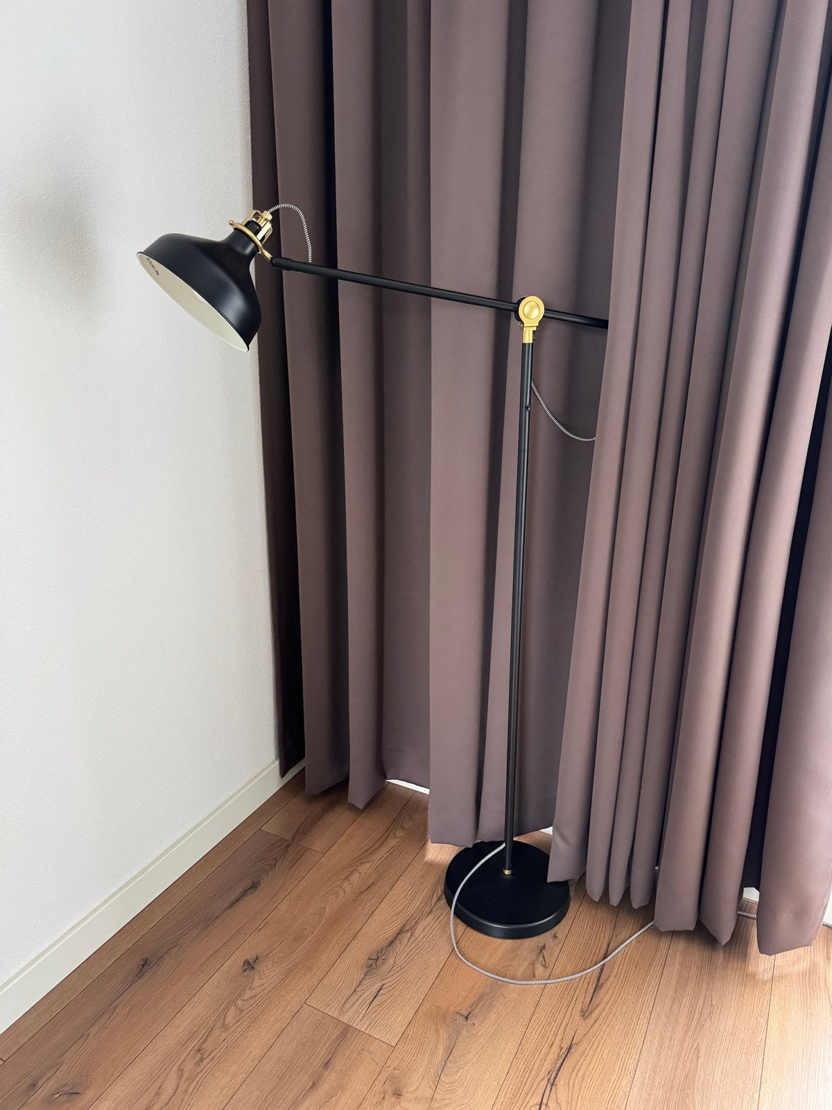 Moderne Zwarte IKEA Vloerlamp met Verstelbare Arm, Ophalen, E27 (groot), Zo goed als nieuw, Metaal