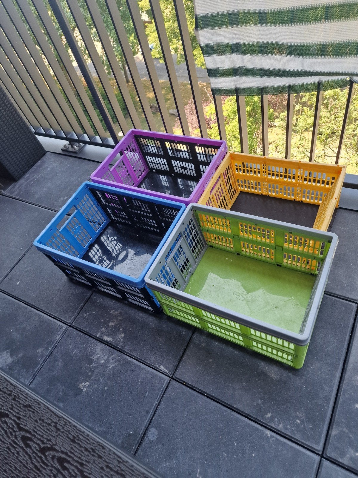 4 gekleurde plastic kratten 5 euro per stuk, 40 tot 60 cm, 50 tot 75 cm, Minder dan 35 cm, Ophalen of Verzenden