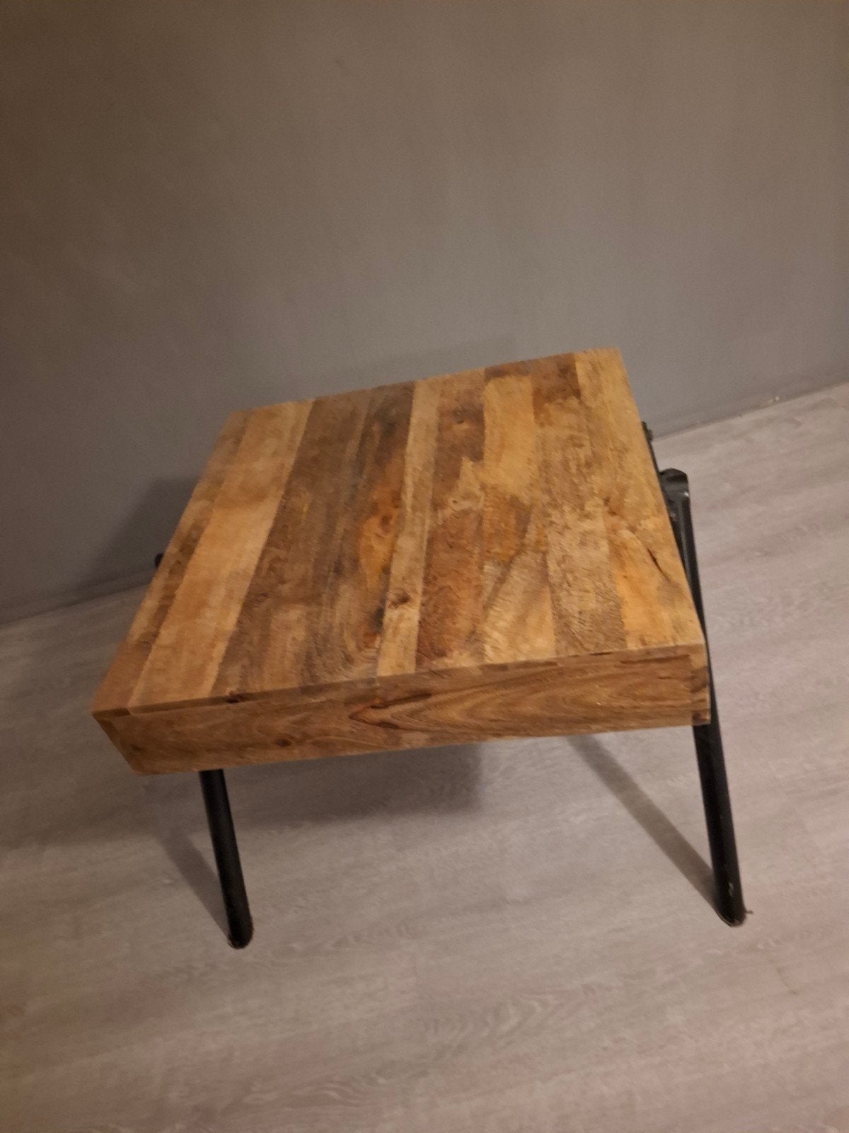 Robuuste salontafel van mangohout en metaal, Huis en Inrichting, Tafels | Salontafels, Overige houtsoorten, 50 tot 100 cm, Vierkant
