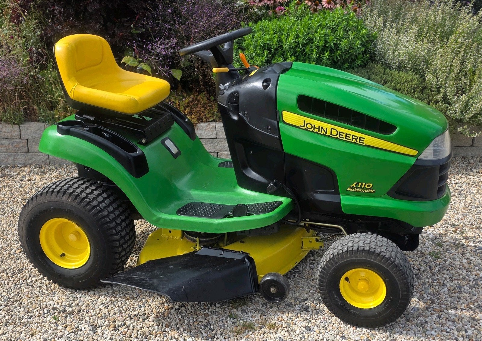 nette John Deere X110 zitmaaier 18.5 pk hydrostaat, Tuin en Terras, Zitmaaiers, Ophalen, Zo goed als nieuw, John Deere, 90 tot 120 cm