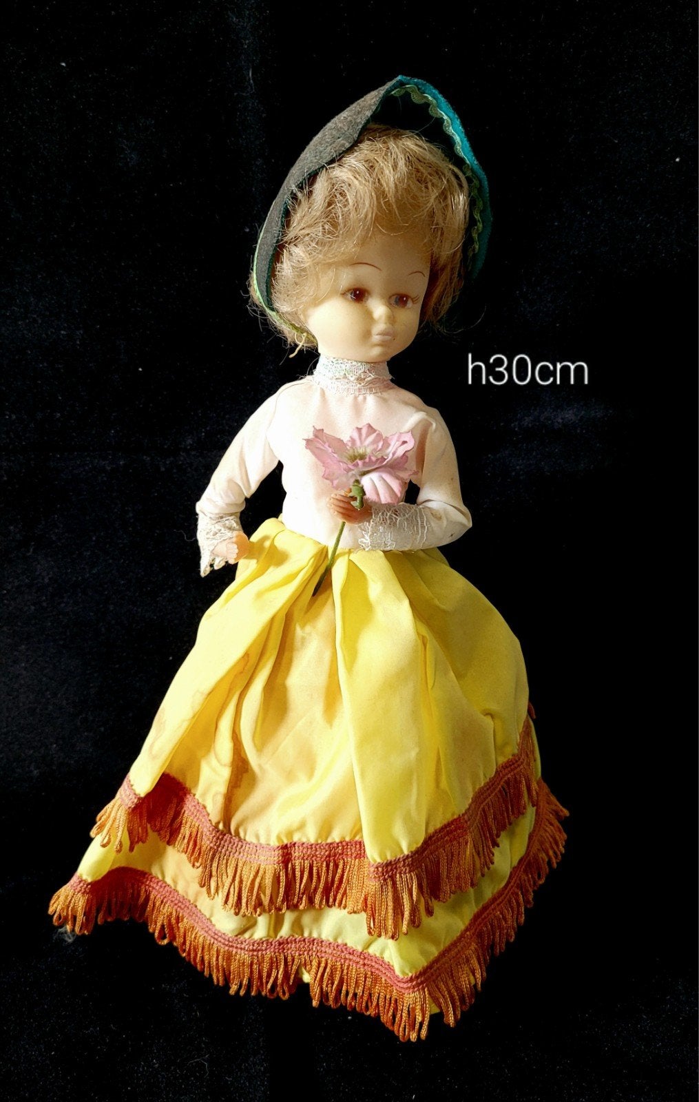 Vintage pop in traditionele klederdracht - 30cm, Verzamelen, Ophalen of Verzenden, Gebruikt, Pop
