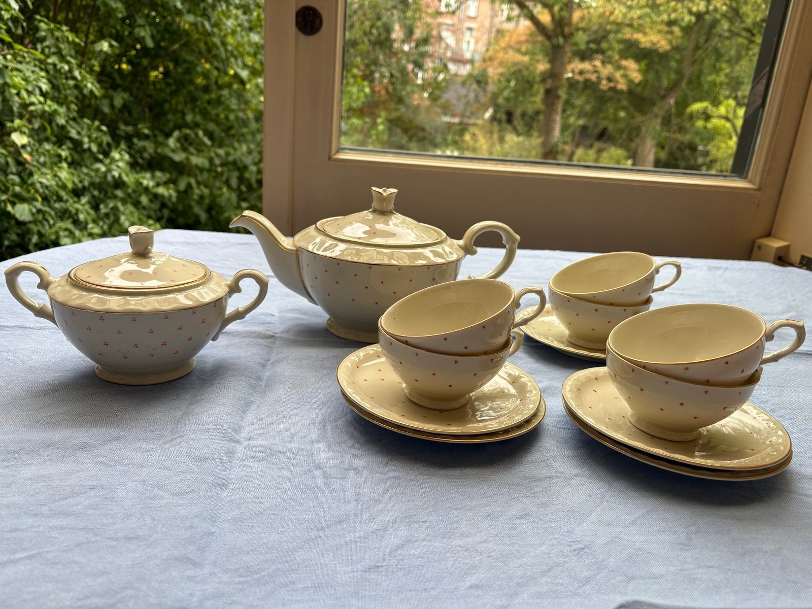 Vintage theeservies met rode stippen en gouden rand, Antiek en Kunst, Antiek | Servies compleet, Ophalen