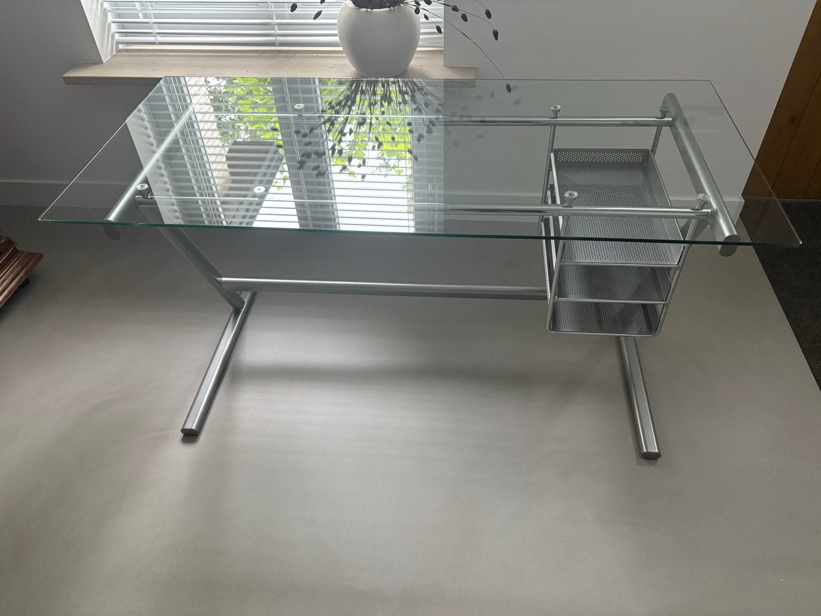Glazen bureau met metalen frame en opbergvakken, Opbergruimte, 150 cm, Schoolbureau, Ophalen of Verzenden