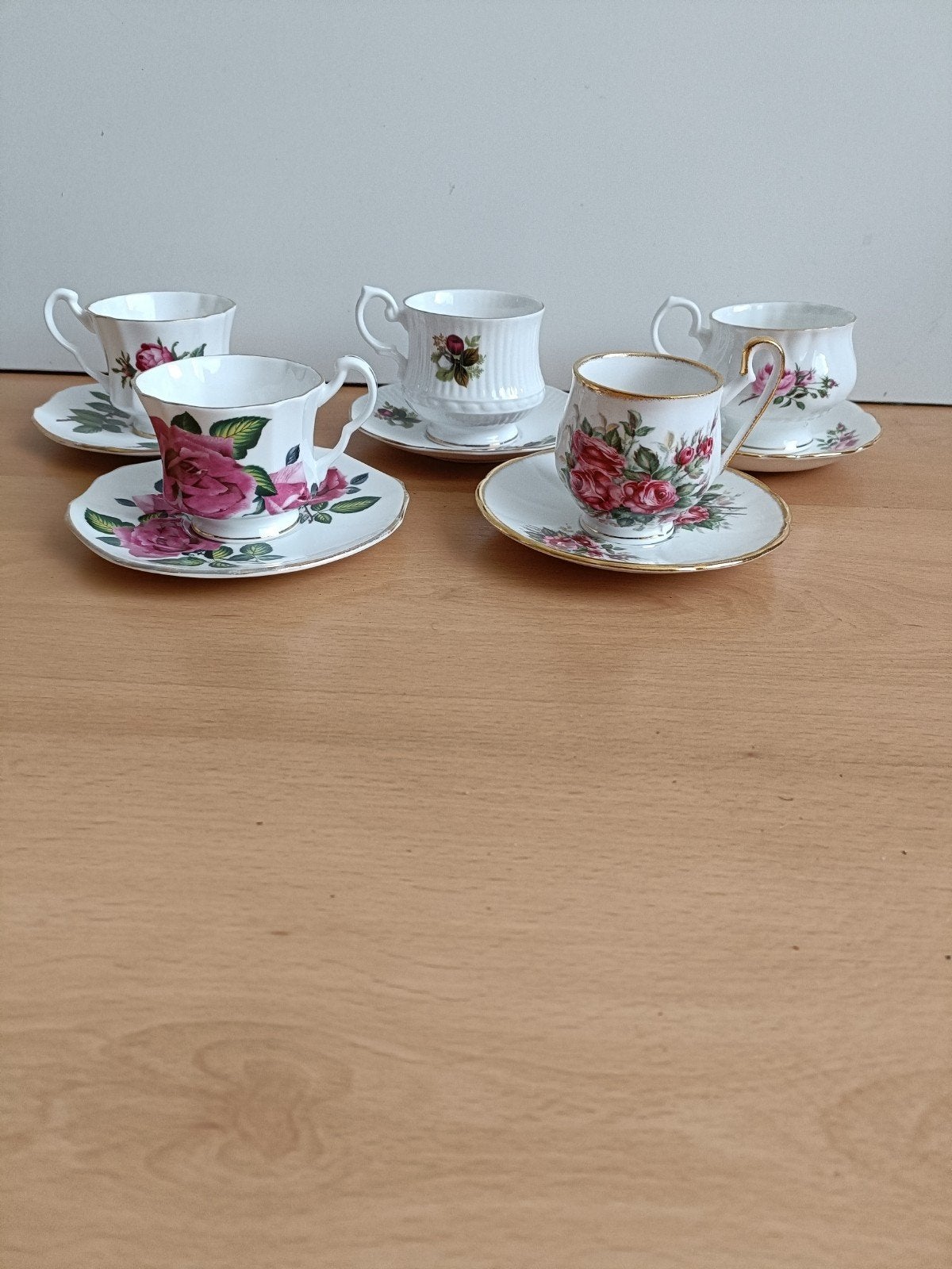 5 Engelse thee kopjes met schotel bloem motief, Ophalen of Verzenden, Porselein, Overige stijlen, Kop(pen) en/of Schotel(s)