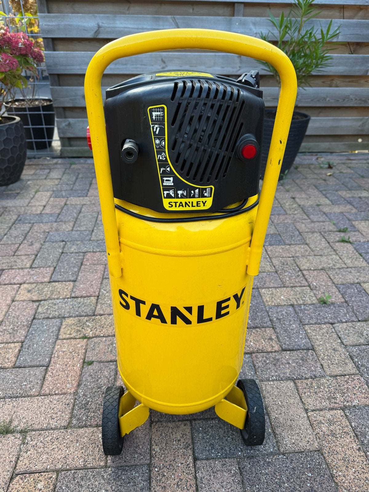 Goeie en Weinig gebruikte Stanley Lucht Compressor Olie Vrij, Doe-het-zelf en Verbouw, Ophalen, Mobiel, 6 tot 10 bar, Zo goed als nieuw