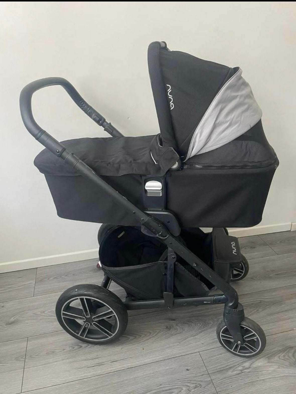 NUNA kinderwagen + extra’s, Zo goed als nieuw, Verstelbare duwstang, Ophalen, Kinderwagen