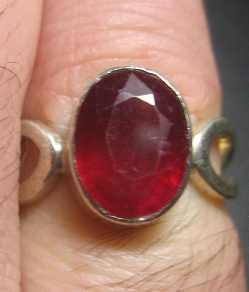 Robijn ring circa 1970 zilver 925 robijn 3 karaat, Ophalen, Zo goed als nieuw, 17 tot 18, Met edelsteen