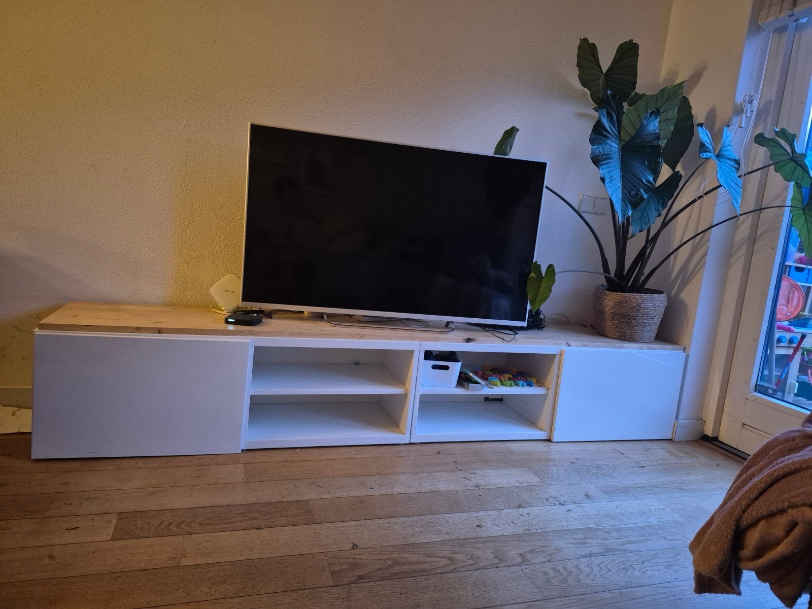 IKEA TV meubel met gebeitste houten plank - 120x40x40 cm, Ophalen, Overige materialen, 100 tot 150 cm, Zo goed als nieuw