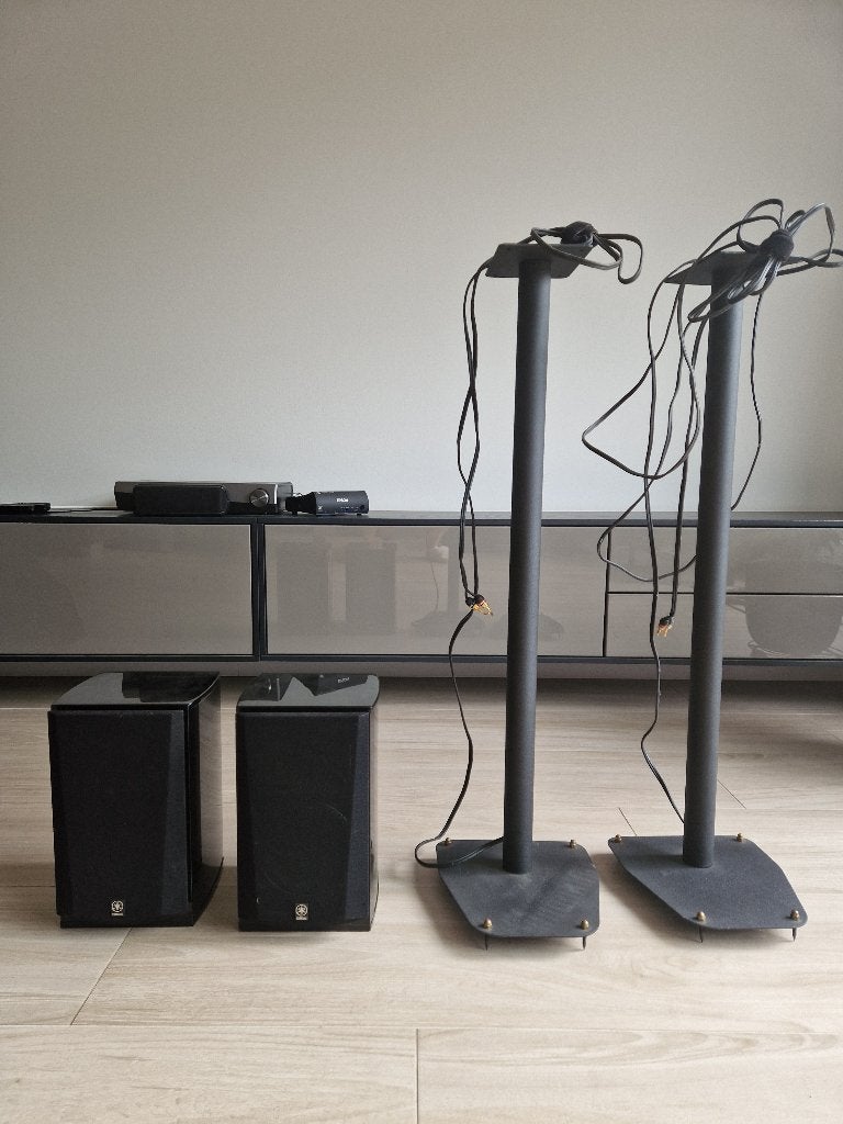 Yamaha NS-333 luidsprekers – 60W – met metalen standaards, Ophalen, Vloerstaande luidspreker, Gebruikt, Inclusief kabels