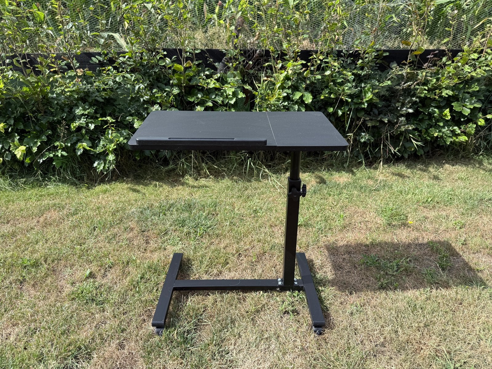 Verstelbaar laptop bijzettafeltje - zo goed als nieuw, Huis en Inrichting, Tafels | Bijzettafels, Ophalen, Minder dan 55 cm, Metaal of Aluminium