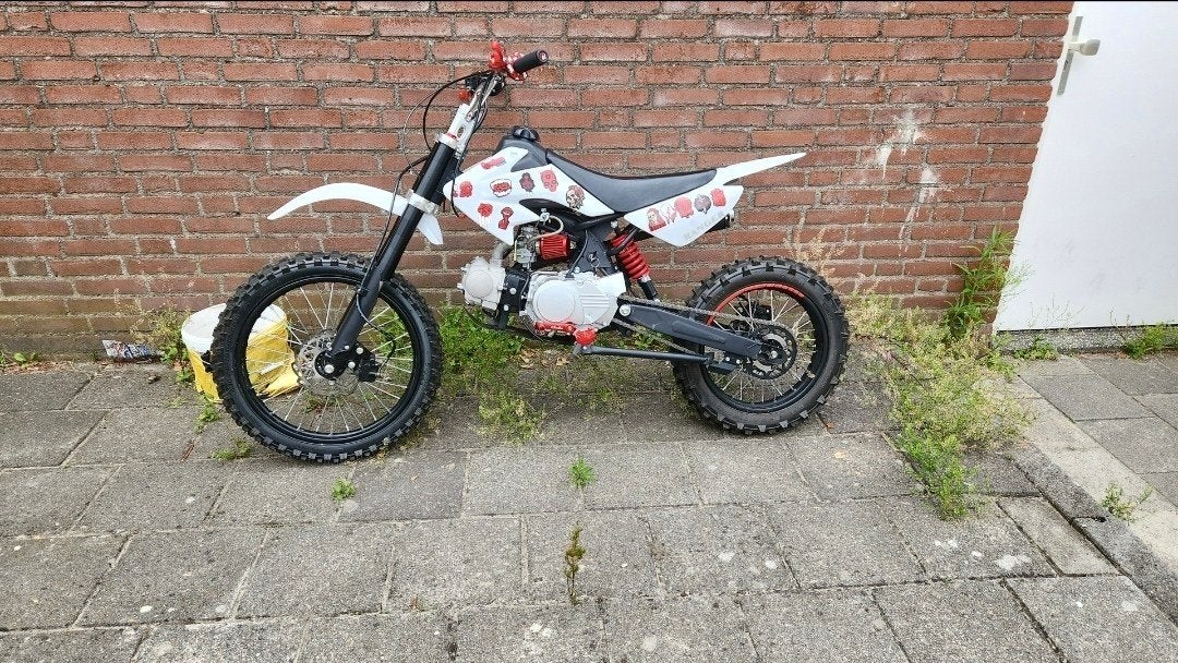 Stoere Pitbike met unieke stickers - Zo goed als nieuw, Onbekend, Ophalen of Verzenden, Schijfrem, Pitbike