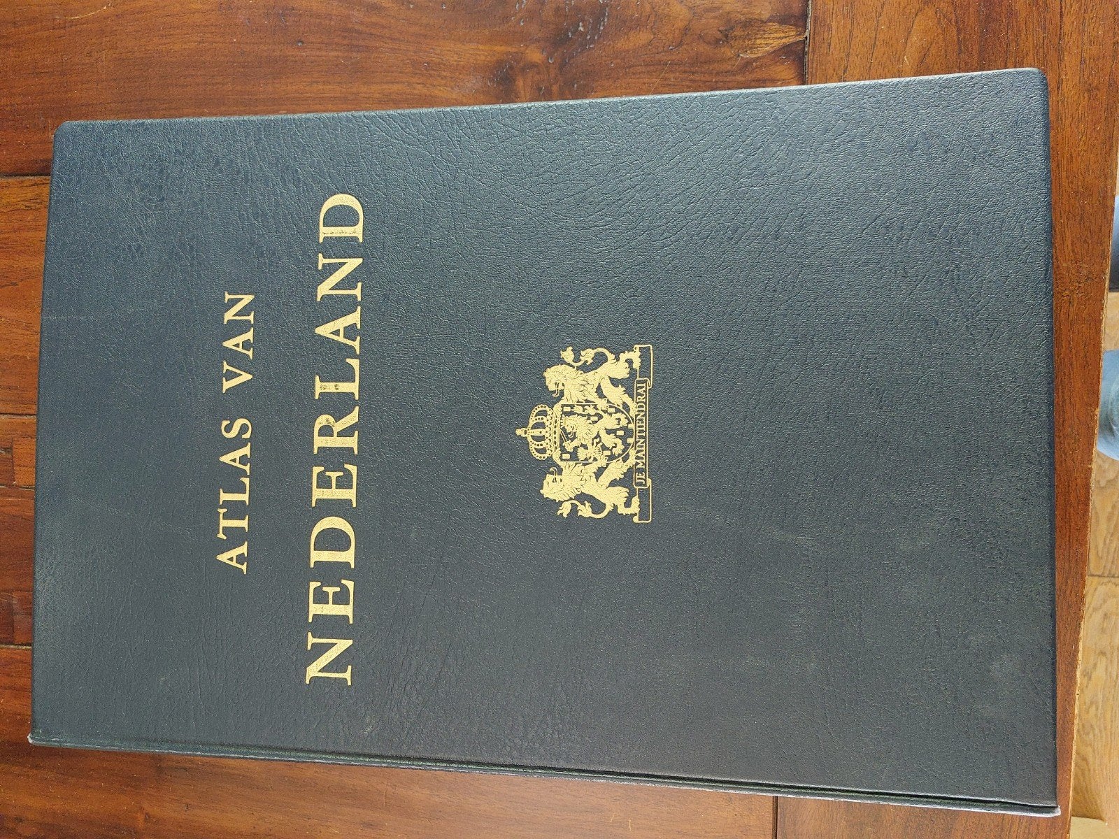 Grote atlas NL 1663-1977 in doos en
uitgifte documenten, Ophalen, Overige atlassen, Zo goed als nieuw, 1800 tot 2000