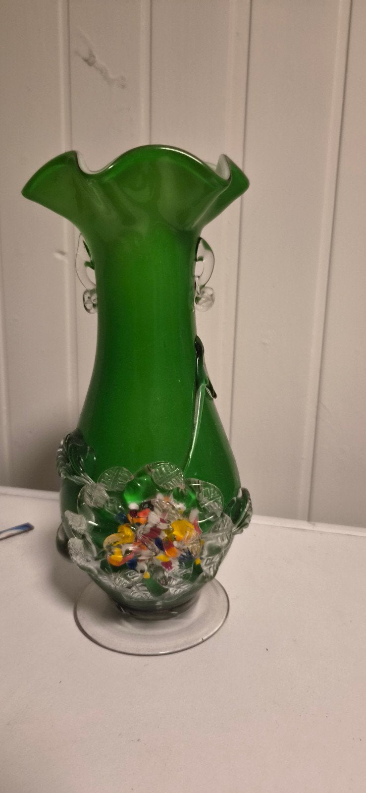 Groene glazen vaas met bloemdecoratie, Antiek en Kunst, Ophalen of Verzenden