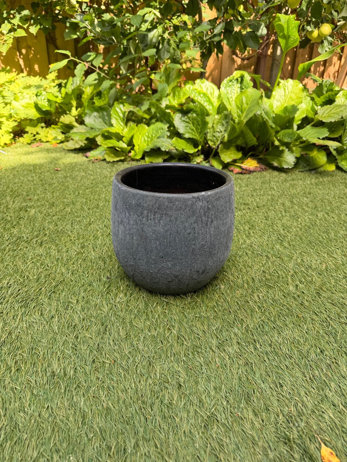 Donkere bloempot met lichte schade, Ophalen, Overige materialen, Gebruikt, Rond
