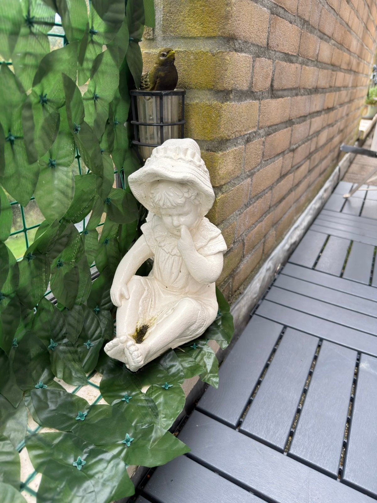Schattig tuinbeeldje van zittend meisje met hoed, Tuin en Terras, Ophalen, Gebruikt, Steen, Mensenbeeld