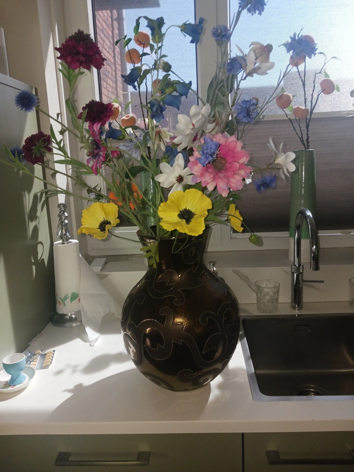Twee grote bronzen kleur aardewerk vaas met decoratief patro, Huis en Inrichting, Ophalen, Zo goed als nieuw, Met patroon/structuur