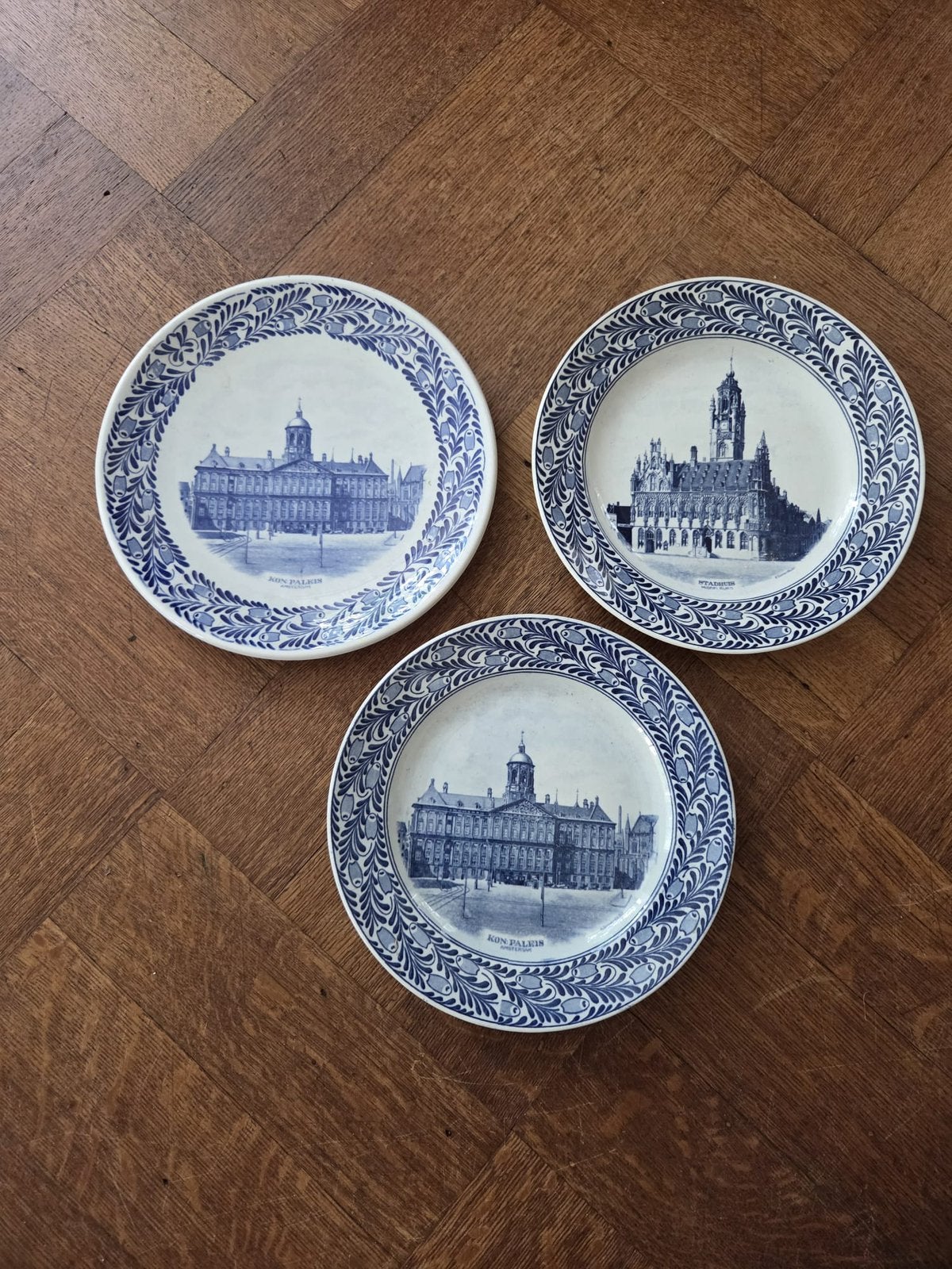Set van 3 Delfts blauwe borden met Nederlandse gebouwen, Ophalen of Verzenden