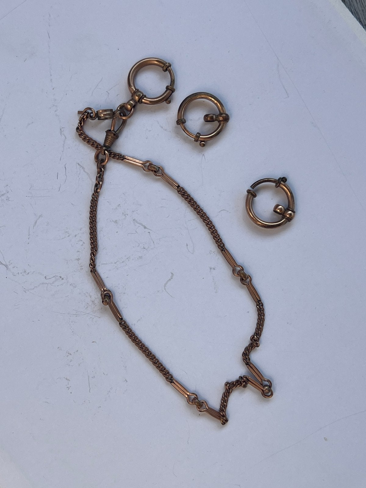 Antieke goudkleurige horlogeketting met twee hangers, Ophalen of Verzenden, Goud