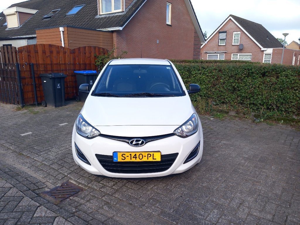 Hyundai i20 1.2 I 5-DRS 2013 Wit airco, Auto's, 4 cilinders, Wit, Bedrijf, Handgeschakeld